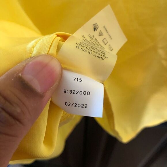 NWT - Vince Camuto® Short Sleeve Embroidered V-Neck Rumple Blouse Yellow Size M - Picture 3 of 6